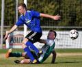 Bild: btg
Mitterteichs Michael Drechsler (rechts) grätscht Dominik Hradecky (SpVgg SV Weiden) das Leder vom Fuß. Der Stiftländer traf im entscheidenden Spiel gegen die Wasserwerkelf doppelt und sicherte dem SVM so den Turniersieg.