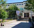 Bild: Stephan Huber
Die beiden Einbrecher, die am Sonntagmittag in der Albert-Schweitzer-Schule – vor der gerade eine Baustelle ist – unterwegs waren, sind mittlerweile gefasst. Die Polizei ermittelt trotzdem weiter.