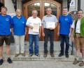 Bild: gi
Die Kegelclub Blau-Weiß-Vorsitzenden Heinrich Forster (links) und Wolfgang Bergmann (Zweiter von rechts) ehren die Gründungsmitglieder Alois Schweigl und Reinhold Grötsch (Dritter und Vierter von links) und danken Ehrenmitglied Günther Eckl (Zweiter von links) für seine Arbeit. Dazu gratuliert Bürgermeister Hermann Ach (rechts).