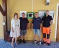 Bild: fjo
Am Durchgang im "Haus Bäckeröd" hängt nun ein Defibrillator, mit dem sich Bürgermeisterin Margit Kirzinger, Albrecht Müller, Arthur Aizetmüller und Bernhard Zenk junior (von links) vertraut machen.