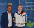Bild: Umweltministerium
Umweltminister Thorsten Glauber übergibt Angela Wiesnet von der Wasserwacht Hahnbach den „Grünen Engel“.