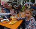 Bild: Kunz
Die Besucher, darunter auch viele Kinder, halten auch den Regenschauern stand.