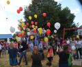Bild: fz
Die Teilnehmer beim Ballonwettbewerb hoffen, dass die an ihren Ballons hängenden Karten zurückkommen.