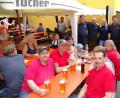 Bild: Dobmeier
„Wann wird’s mal wieder richtig Sommer?“ lautete die musikalische (Scherz-)Frage des Duos „Musik total“. Beim Sommerfest der SG „Naber-Elf“ gab es einen Platzverweis für den Regen und der Wiesauer Bayernfanclub (vorne) feierte wie immer kräftig mit.