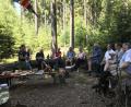 Bild: eig
Sonja Janker (links stehend) erläutert Bürgermeister und Stadträten die besondere pädagogische Arbeit im Waldkindergarten; mit im Bild die für ihre Unterstützung sehr gelobte Vorsitzende des Fördervereins, Petra Hager (neben Janker).