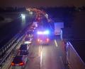 Bild: Gabi Schönberger
Die Regel, wie eine Rettungsgasse gebildet wird, ist einfach: Die Autos auf der linken Spur weichen nach links aus, alle anderen nach rechts. Das gilt immer, egal wie viele Spuren in eine Richtung führen.