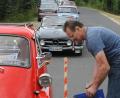 Bild: gf
Wertungsprüfung „Kurzstrecke schätzen“. Franz Wendl markiert die Mitte der Vorderradfelge und gibt dann vor, das Fahrzeug 140 cm vorwärts rollen zu lassen. Für zu viele oder zu wenig Zentimeter gibt es Strafpunkte.