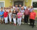 Bild: adj
Erinnerungsfoto vor der Grundschule. Zum 70. Geburtstag treffen sich die ehemaligen Mitschüler wieder.