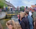 Bild: tkr
Das Murach-Wehr in der Ortsmitte war beim Entenrennen des CSU-Ortsverbandes als erstes Hindernis zu überwinden. Nachdem die Enten im ruhigen Wasser eine Pause eingelegt hatten, stieg die Spannung beim Publikum.