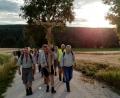 Bild: ads
Bereits um 4 Uhr morgens machen sich die Gläubigen der Pfarreiengemeinschaft St. Vitus Schnaittenbach/St. Margareta Kemnath mit Pfarrer Josef Irlbacher zum Mariahilfberg in Amberg auf, allen voran die Pfadfinderveteranen mit dem Pilgerkreuz.