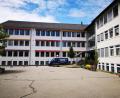 Bild: Thomas Dobler
Markante Farbleisten lockern die Fassade des A-Baus der Schule auf.