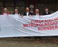 Bild: Bühner
Hochhalten wegen Sturm mussten die Fahne der Europäischen Metropolregion Nürnberg (von links) Stabsstellenleiterin Roswitha Ruidisch; die Vertreter der Metropolregion Geschäftsführerin Christa Standecker, Ratsvorsitzender Andreas Starke, Wirtschaftsvorsitzender Professor Klaus Wübbenhorst; Oberbürgermeister Kurt Seggewiß und die Bürgermeister Jens Meyer und Lothar Höher