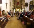 Bild: fvo
Jeder Gläubige überlegt beim Evensong in der Wallfahrtskirche St. Quirin in der Stille, wie er Licht für andere sein kann und stellt ein brennendes Teelicht vor das Franziskuskreuz.