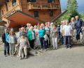 Bild: ow
Einen erlebnisreichen Tag verbringen die Brunnenfreunde aus Filchendorf im Bayerischen Wald. Im „Haus auf dem Kopf“ (Hintergrund) bei Sankt Englmar bekommt so mancher Besucher weiche Knie..
