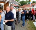 Bild: mef
Schlange stehen die Besucher beim Siedlerfest am Grillwagen, um eines der begehrten Gerichte zu bekommen. Den ersten Entenbraten präsentiert Vorsitzender Josef Barth.
