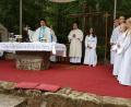 Bild: hzi
Pater Samuel Patton und Diakon Franz Josef Reck beim zelebrieren des Festgottesdienstes am Freialtar neben den alten Linden.