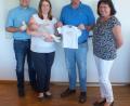 Bild: exb
Oberbürgermeister Andreas Feller überreichte an die Familie ein T-Shirt mit dem Aufdruck „I bin a Schwandorferin“.