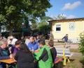 Bild: fvo
Die Siedlerfamilie feiert bei einem gemütlichen Plausch in der Erholungsanlage in der Poststraße.