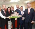 Bild: Gabi Schönberger
Die eigene Immobilie ist immer noch eine der besten Geldanlagen. Das betonen die Experten der Sparkasse um Vorsitzenden Josef Pflaum, Immobilienspezialistin Manuela Spaur und den bayerischen LBS-Landesvorsitzenden Erwin Bumberger (Zweiter, Dritte und Vierter von links).
