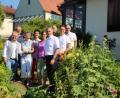 Bild: exb
CSU Kreistagsfraktion im Resl-Garten. Im Bild von links: Fraktionsvorsitzender Toni Dutz, Thomas Wenisch, Vorsitzende des OGV Barbara Wenisch, stv. Kreisvorsitzende des OGV und Kreisrätin Inge Härtl, Birgit Hamann, w. stv. LR Roland Grillmeier, Herbert Lindner, Fraktionsgeschäftsführer Bernhard Söllner, stv. Fraktionsvorsitzender Bernd Sommer.