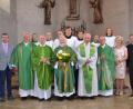Bild: gi
Pater Berthold Brandl (mit Blumenstrauß) feiert anlässlich seines 90. Geburtstages in der Pfarrkirche St. Peter und Paul in Moosbach einen Dankgottesdienst. Dazu gratulieren Bürgermeister Hermann Ach, Diakon Herbert Sturm, die Priester Josef Most, Johann Neuber und Hermann Hierold sowie die Sprecherin des Pfarrgemeinderats, Elisabeth Hierold, und Altbürgermeister Hans Roßmann (von links).
