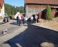 Bild: weu
Die Gemeinderäte überzeugten sich von der Verbreitung der Straße im Kreuzungsbereich Willhofer/Siegelsdorfer Straße in Fronhof, die dem Schwerlastverkehr das problemlose Abbiegen ermöglicht.