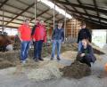 Bild: njn
Die angehende Landwirtin Ingrid Janner (rechts) bei der Beurteilung der Futtermittel. Mit auf dem Bild (von links) die Prüfer Martin Fütterer, Richard Kellner und Simon Zeitler sowie Bildungsberater Johannes Völkl.