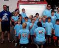 Bild: zer
Die erste Ausstattung für die Kinderfeuerwehr in Letzau sind die „Uniformen“ in Blau. Das Shirt ziert Schrift und Feuerwehrmänner, denen sie nacheifern.