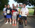 Bild: hme
Spielleiter Richard Zeiler (hinten links) gratuliert den Herrenteams.