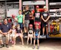 Bild: zer
Die Kinder und Jugendlichen zeigen viel Interesse am Rüstwagen der Feuerweh, bevor sie zu einer Rundfahrt mit Blaulicht durchs Dorf aufbrechen.