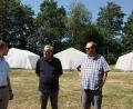Bild: flt
In dieser kleinen Küche wird während der Ferienfreizeit täglich ein Essen für 200 Leute zubereitet. Aus platztechnischen und hygienischen Gründen ist hier dringend ein Neubau nötig, der deutlich größer ausfallen muss. OB Kurt Seggewiß (Mitte) lässt sich die Situation von Dekan Dr. Wenrich Slenczka (rechts) und Jugendreferent Thomas Vitztum (links) schildern.
