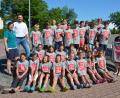 Bild: jr
Natalie Wölfl und Sven Lehner (von links) vom BRK überreichten die T-Shirts an die Klasse 5a der Mittelschule Mitterteich. Darüber freuten sich neben den Schülern auch Kunstlehrerin Nadine Meiler und Klassenleiterin Tina Konrad-Workman (von rechts) sowie Rektorin Gisela Kastner (hintere Reihe, rechts).