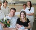 Bild: Klinikum Fichtelgebirge/exb
Chefärztin Dr. Maria Dietrich, Kinderkrankenschwester Carola Adam, Christina Fraas und Hebamme Angelika Mackova (hinten von links) gratulieren Saskia und Stefan Lippert zur Geburt von Korbinian.