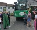 Bild: jr
Stadtpfarrer Anton Witt segnete zu Beginn des Festgottesdienstes den neuen Holzhäcksler der Forstbetriebsgemeinschaft Tirschenreuth.