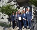 Bild: szl
Die CSU-Kreistagsfraktion möchte eine grenzüberschreitende Koordinierungsstelle am Landratsamt Tirschenreuth ins Leben rufen. Der Antrag zur Projektidee wird bei der nächsten Kreistagssitzung besprochen. Im Bild (von links): CSU-Kreisgeschäftsfüher Bernhard Söllner, CSU-Kreisfraktionsvorsitzender Toni Dutz, Ikom-Geschäftsführer Wolfgang Kaiser, Roland Grillmeier, Alfred Stier, Alfred Scheidler, Alfred Wolf als Schnittstelle für grenzüberschreitende Zusammenarbeit und Bernd Sommer.
