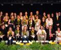 Bild: exb/Köppel
Für alle Schüler mit einem Notendurchschnitt bis einschließlich 1,9 gibt es eine Sonnenblume und Gutscheine. Zu dem großartigen Ergebnis der Gruppe I gratulieren Christoph Pitzl, Schulleiterin Gabriele Dill (zweite Reihe von rechts), Waltraud Koller-Girke und stellvertretender Schulleiter Jürgen Gleixner (erste Reihe von rechts).