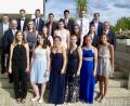 Bild: usc
Sie schafften ein Einser-Abitur, das heißt mit einem Notendurschnitt zwischen 1,1 und 1,5. Vorne von links Julia Bader Julia (1,1), Julia Heinel (1,5), Annika Eder (1,4), Antonia Herbst (1,5), Marie-Sophie Breu (1,5), Lea Schmalzbauer (1,3). In der zweiten Reihe Carina Weigl Carina (1,3), Katharina Riedl (1,5), Franziska Thäter (1,1), Lisa Kustner (1,4), Felix Trettenbach (1,3) In der hinteren Reihe Jannik Hiltel (1,5), Sandro Zweck (1,1), Manuel Voit (1,2), Tobias Purrer (1,4), Tobias Dobmeier (1,4) und Markus Vielberth (1,3). Ihnen gratulierten Schulleiter Martin Wurdack (mittlere Reihe links), Bürgermesiter Martin Preuß (mittlere Reihe rechts) und stellvertretender Schulleiter Josef Eckert (hinten links).