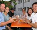 Bild: Hirsch
CSU-Vorsitzender Tobias Knechtel (links) hatte die Idee zum Sommerfest bei Bier, Wein und Snacks.