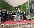Bild: hzi
Iris Meier und "Inspiration" auf der umfunktionierten Altarinsel bei der Heinersreuther Waldkapelle.