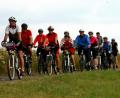 Bild: zer
Ob bei leichtem Regen oder im Sonnenschein: Die Teilnehmer der NEW-Radtour genießen die malerische Route.