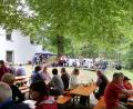 Bild: ens
Unter dem Blätterdach macht den Besuchern des Gartenfests am Ulrichsberg auch der gelegentliche Nieselregen nichts aus. Die "Eslarner Werkstatt-Musikanten" sorgen derweil für die richtige Atmosphäre.