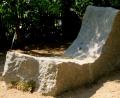 Bild: le
Die neue Sitzbank ist ein auffälliges Granitgebilde, das sich harmonisch in den Kreislehrgarten einfügt.