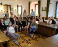 Bild: do
Fingerschnalzen und "Herr Bürgermeister, ich weiß was" sind beim Besuch der vierten Jahrgangsstufe der Grundschule "Am Rauhen Kulm" bei der Verwaltungsgemeinschaft Eschenbach angesagt. Deren stellvertretender Vorsitzender, der Speinsharter Bürgermeister Albert Nickl steht Rede und Antwort.