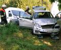 Bild: Gerhard Franz
Der Fahrer dieses Mercedes der A-Klasse hätte auf der AS1 direkt am Ortseingang von Illschwang die Vorfahrt gehabt. Der aus Richtung Pürschläg auf der AS35 kommende Lenker des Fiat Ducato (im Bildhintergrund) übersieht das laut Polizei und erwischt den Benz heftig.