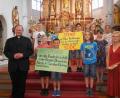 Bild: exb
In einer von Pfarrer Heribert Stretz (links) zelebrierten Kindermesse überreichen die Erstkommunikanten 1300 Euro an Waltraud Wagner (rechts) von der Kinderkrebshilfe in der Region Oberpfalz-Nord.