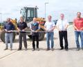 Bild: Stefanie Gradl
Beim Durchschneiden des Bandes (von links); Georg Rumpler vom Ingenieurbüro Renner, Andreas Völkl von der Firma Markgraf, Freddy Leberkern von der Firma KFB, Erwin Schall vom Ingenieurbüro Renner, Bürgermeister Hans-Martin Schertl, der städtische Bauamtsleiter Stefan Ertl und Reiner Neumann von der Firma Markgraf.
