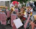 Bild: nm
Es macht Spaß, den Musikern zuzuhören. Die "Blaskapell'n Flossenbürg" gratulierte musikalisch zum 100-jährigen Raiffeisenjubiläum und lässt sich dabei auch vom Regen nicht beeindrucken.