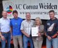 Bild: Dobmeier
Die Vorstandschaft des VC Corona Weiden mit Vorsitzenden Ernst Ehl (Mitte) ehrte langjährige Mitglieder. Der VC Corona Pirk mit Vorsitzenden Alexander Radlbeck (links) lädt zur „Pirker Zoigltour“ heuer am 8. August ein. Bild: Dobmeier