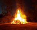 Bild: exb
Hell brennt der Holzstoß beim Petersfeuuer der Kulmainer Pfadfinder.