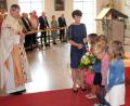 Bild: bjo
Die Kindergartenkinder gratulierten Pfarrer Werner Sulzer mit einem Blumenstrauß und Versen.